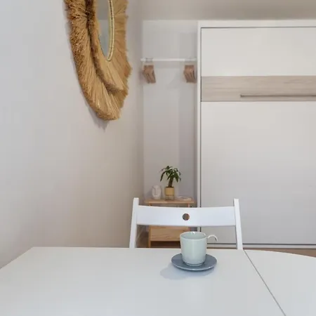 Apartman Travel Homes - Grand Rue, Petite Venise - Compact & Cosy - Lit Mural