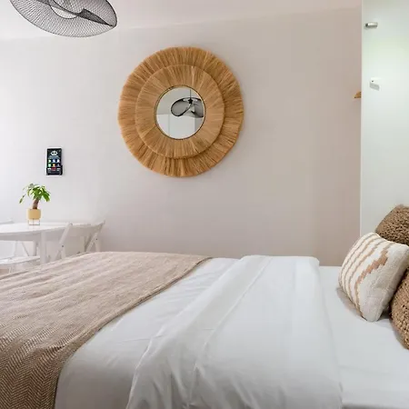 Apartment Travel Homes - Grand Rue, Petite Venise - Compact & Cosy - Lit Mural *