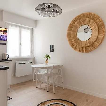 Travel Homes - Grand Rue, Petite Venise - Compact & Cosy - Lit Mural Apartment *