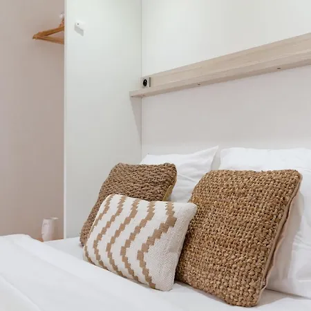 Travel Homes - Grand Rue, Petite Venise - Compact & Cosy - Lit Mural *