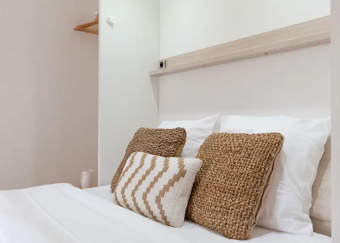 Travel Homes - Grand Rue, Petite Venise - Compact & Cosy - Lit Mural *