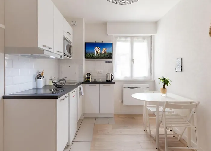 Travel Homes - Grand Rue, Petite Venise - Compact & Cosy - Lit Mural *